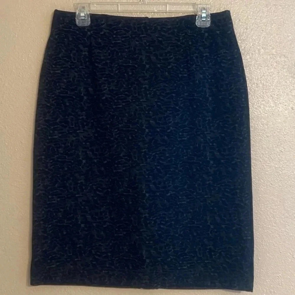 Neiman Marcus Dresses & Skirts - ⭐️Neiman Marcus skirt in animal print ⭐️